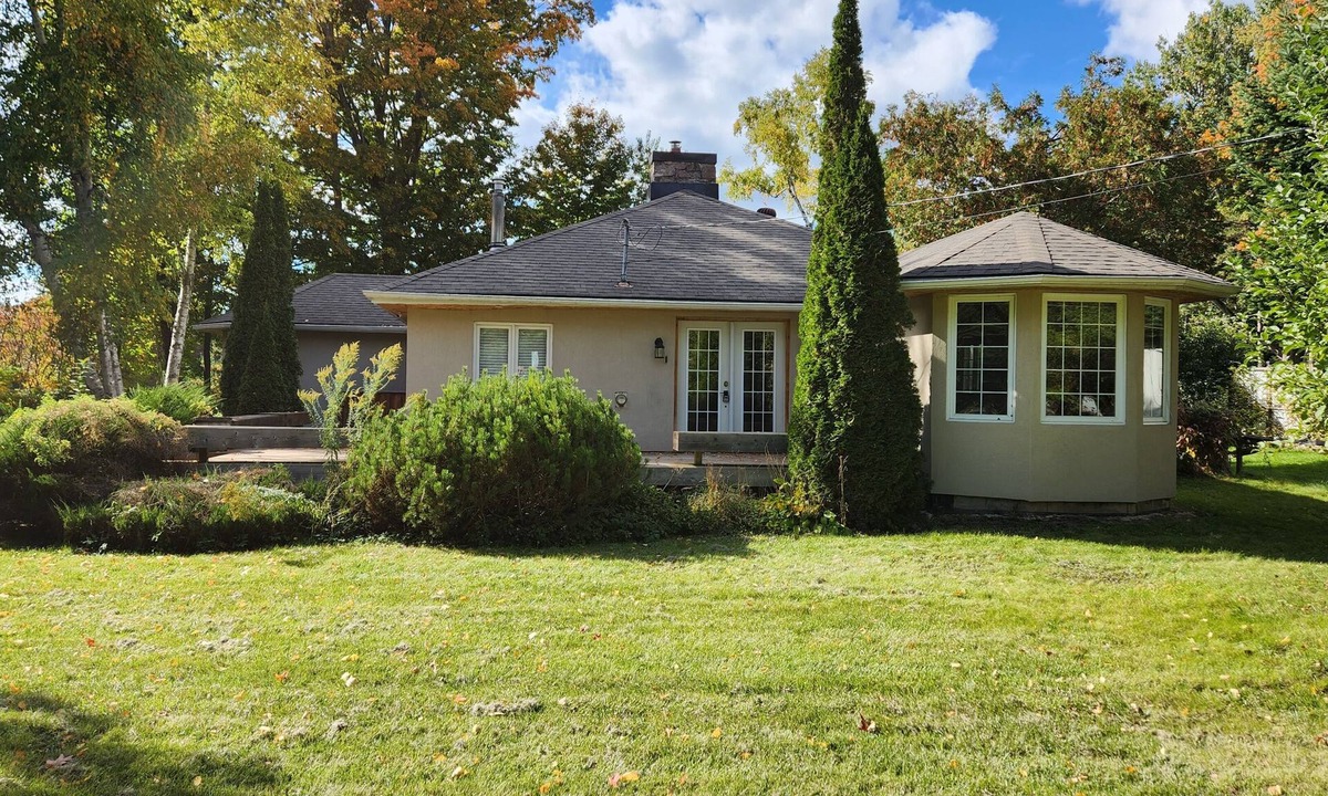 Big Bay Point House | 2-bedroom bungalow back to th golf course in welcoming Innisfil