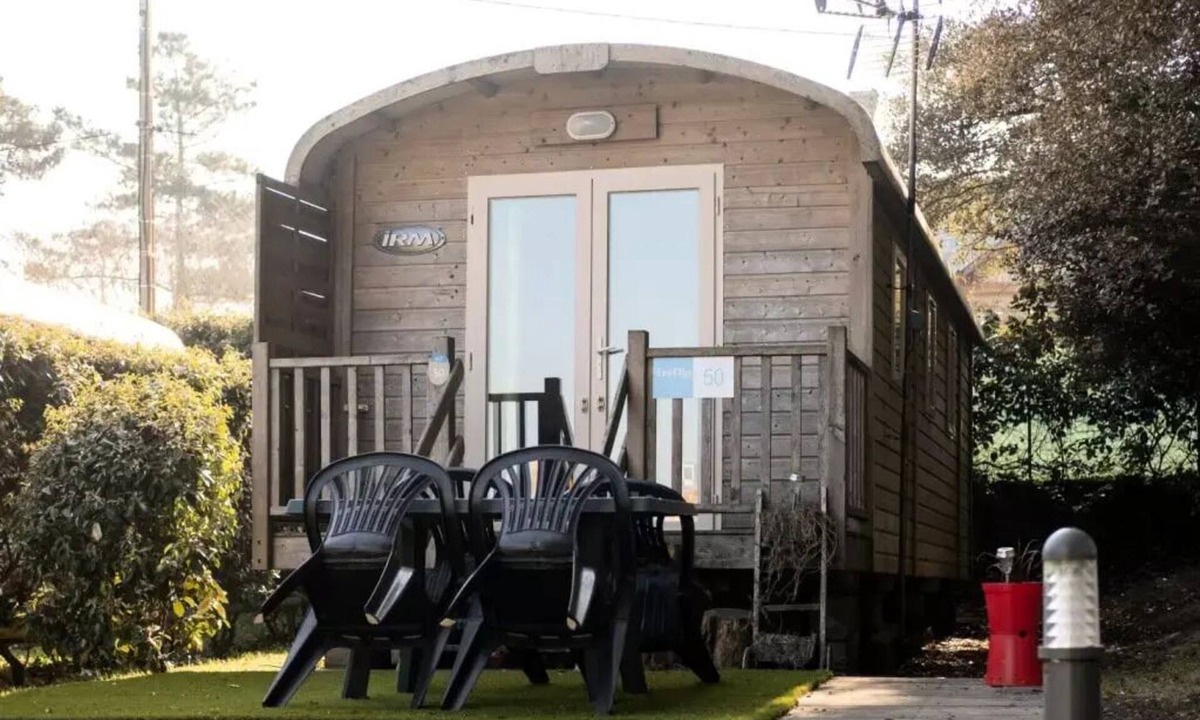 Saint-Michel-Chef-Chef Cabin | 2-bedroom caravan sleeps 4