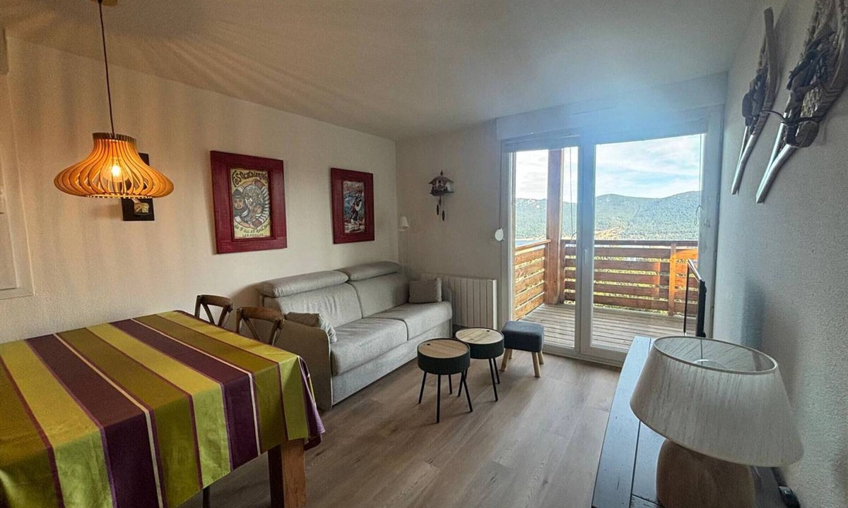 Les Angles Apartment | 2-Bedroom Cabin Apartment with Parking, Lake View