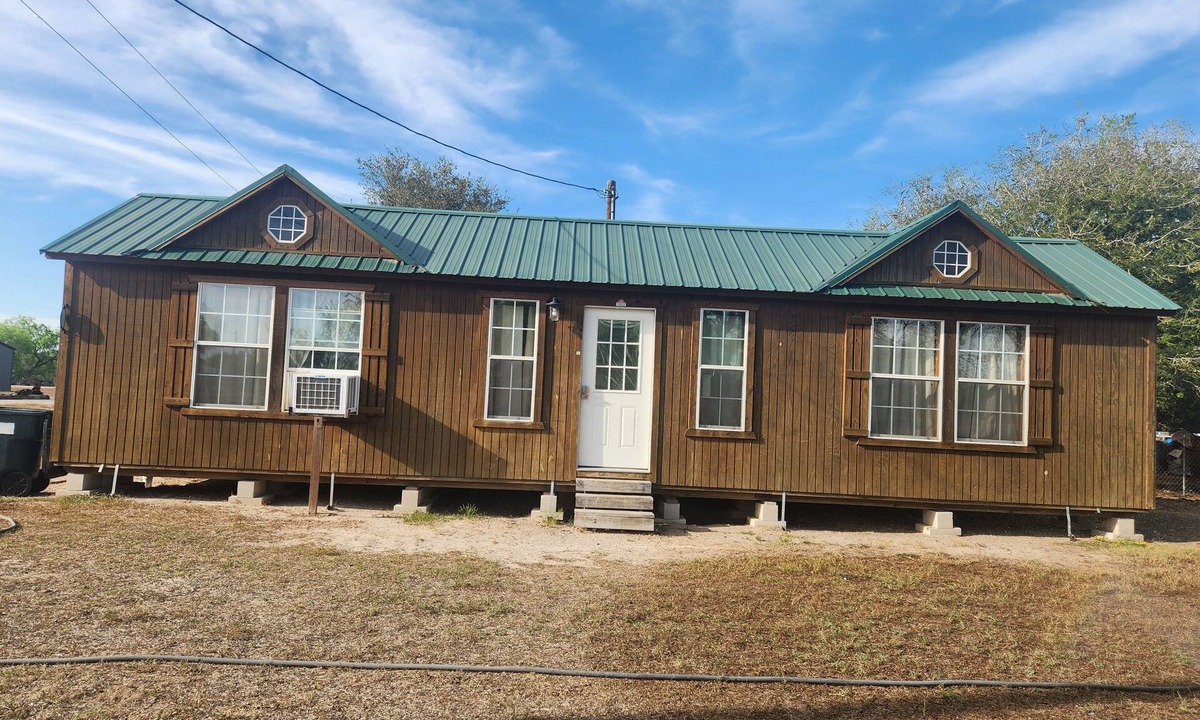 Sarita Cabin | 2-bedroom cabin in a quiet south Texas town