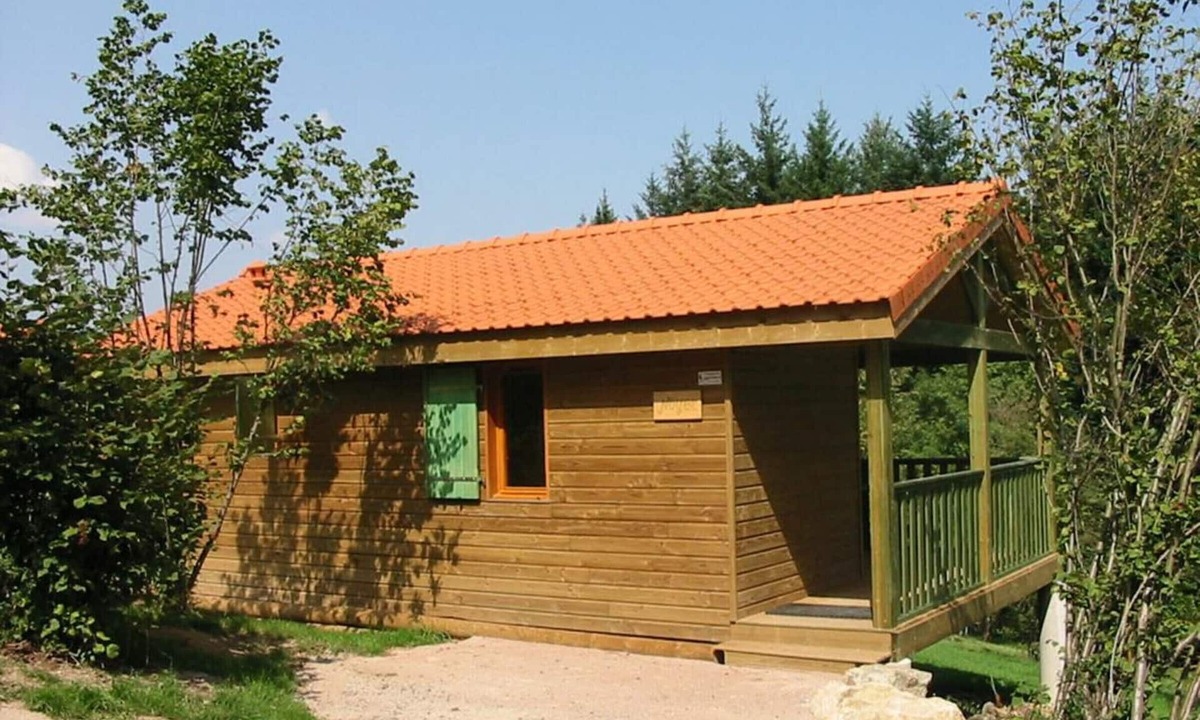 Les Noes Cottage | 2-Bedroom Chalet with Terrace in Monts de la Madeleine