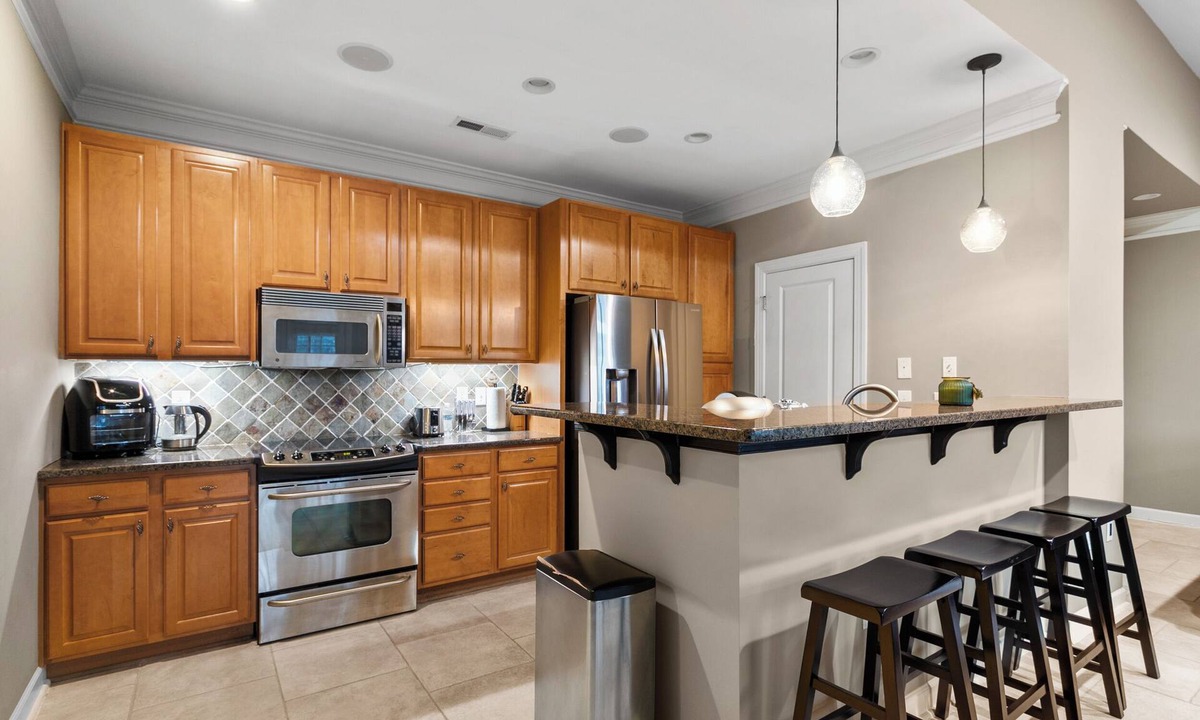 Old Irving Park Condo | 2 Bedroom Condo in Latham Park