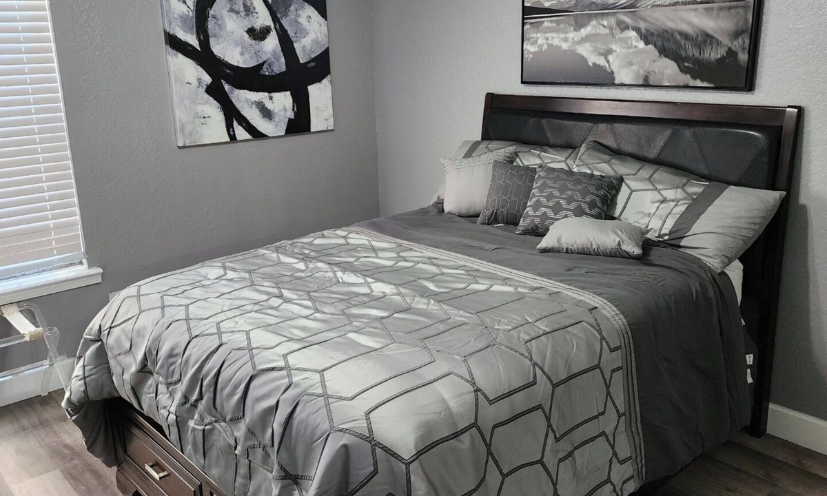 Shreveport Condo | 2-bedroom condo in lovely Shreveport with WiFi, AC