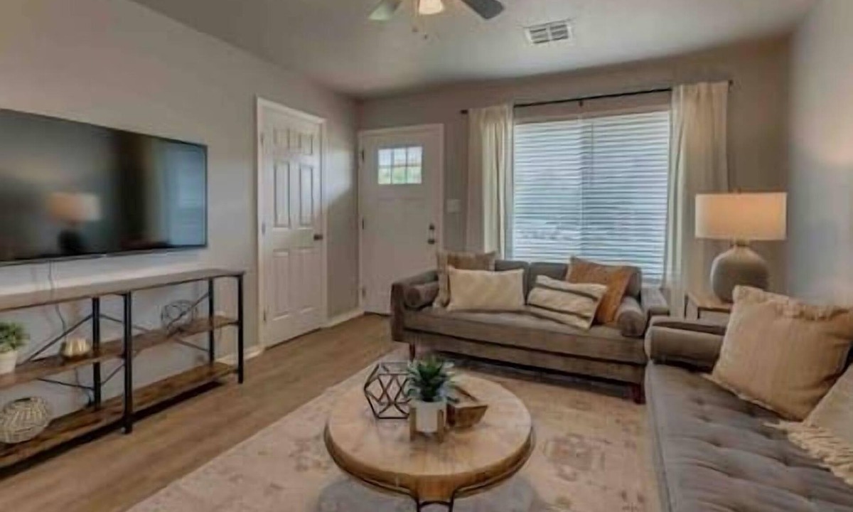 Edmond House | 2-Bedroom Cottage w/KING bed
