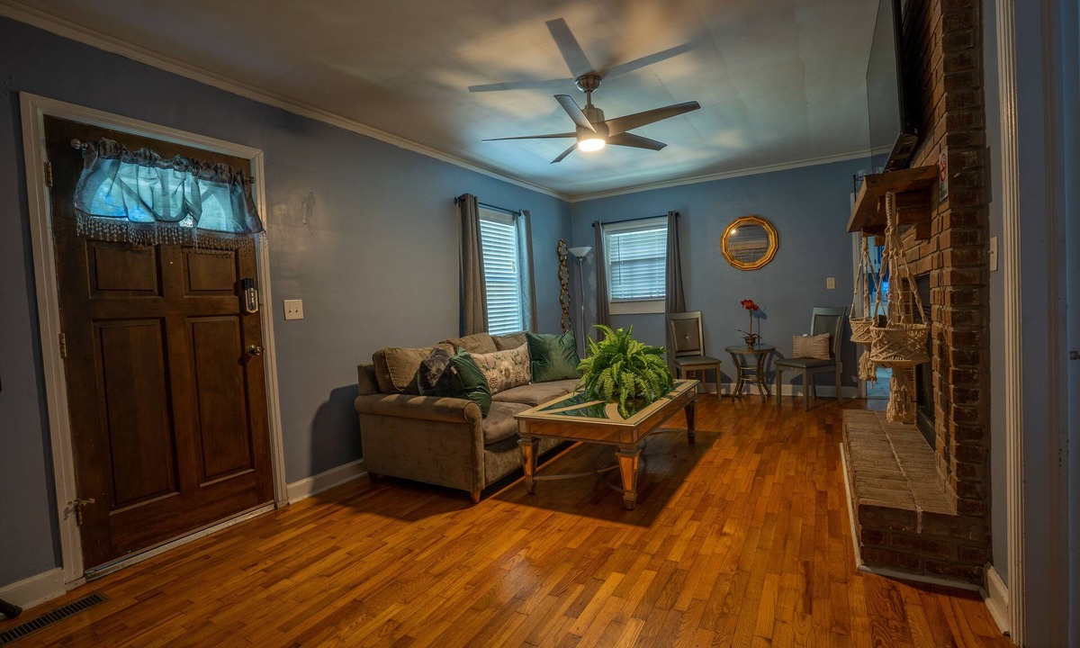 Anniston House | 2 Bedroom cottage with home gym!