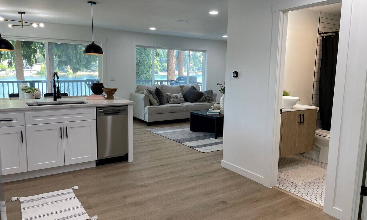 SeaTac House | 2-bedroom Cozy Waterfront Cottage