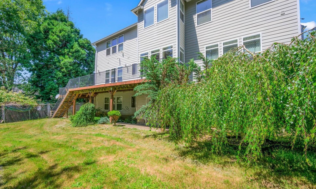 Powellhurst-Gilbert Apartment | 2 Bedroom Daylight Basement fully stocked