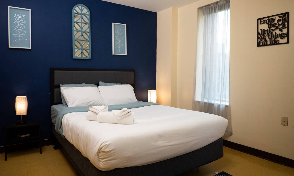 Downtown Pittsburgh Apartment | 2 Bedroom Downtown Apt Clean and Safe