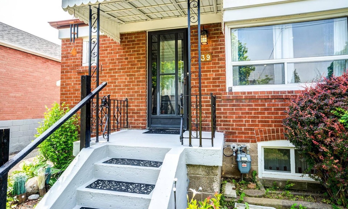 Topham Park House | 2 Bedroom East-York Bungalow