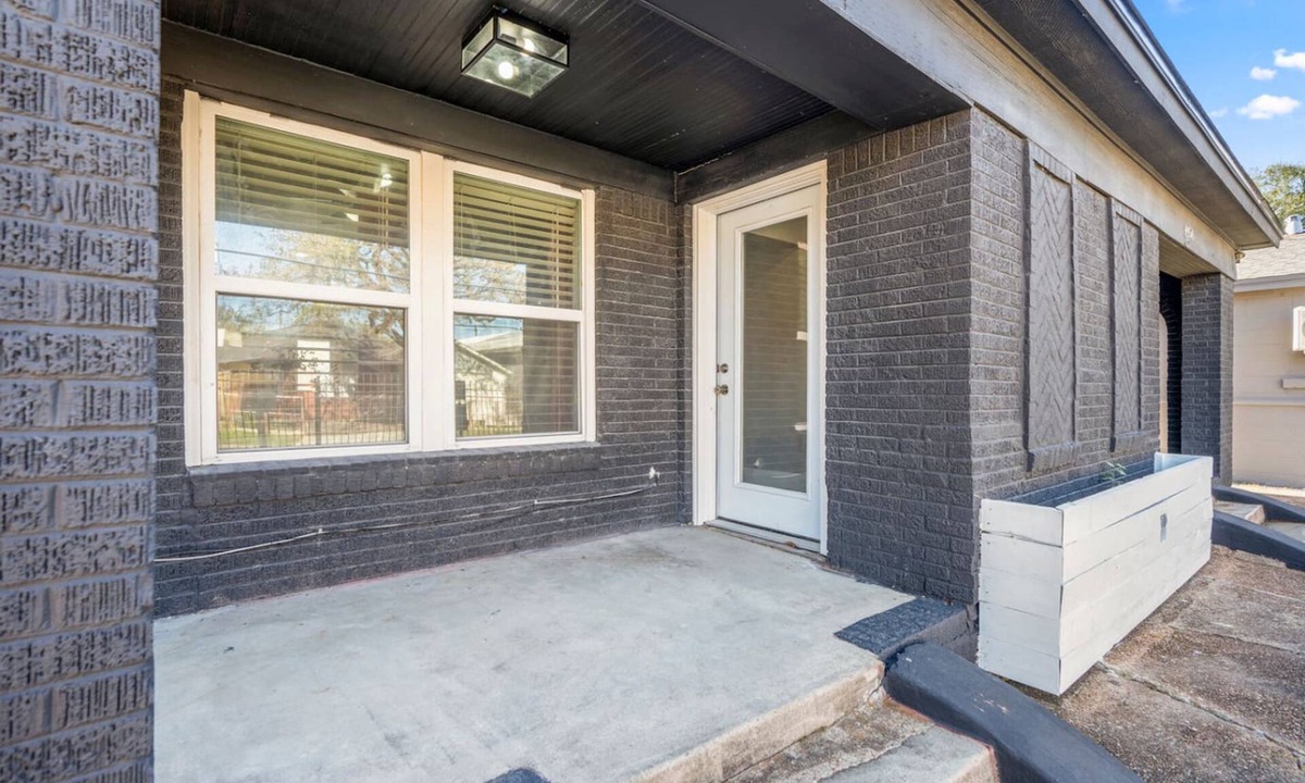 Greater East End Apartment | 2-bedroom - Equipped Kitchen - Gated Parking
