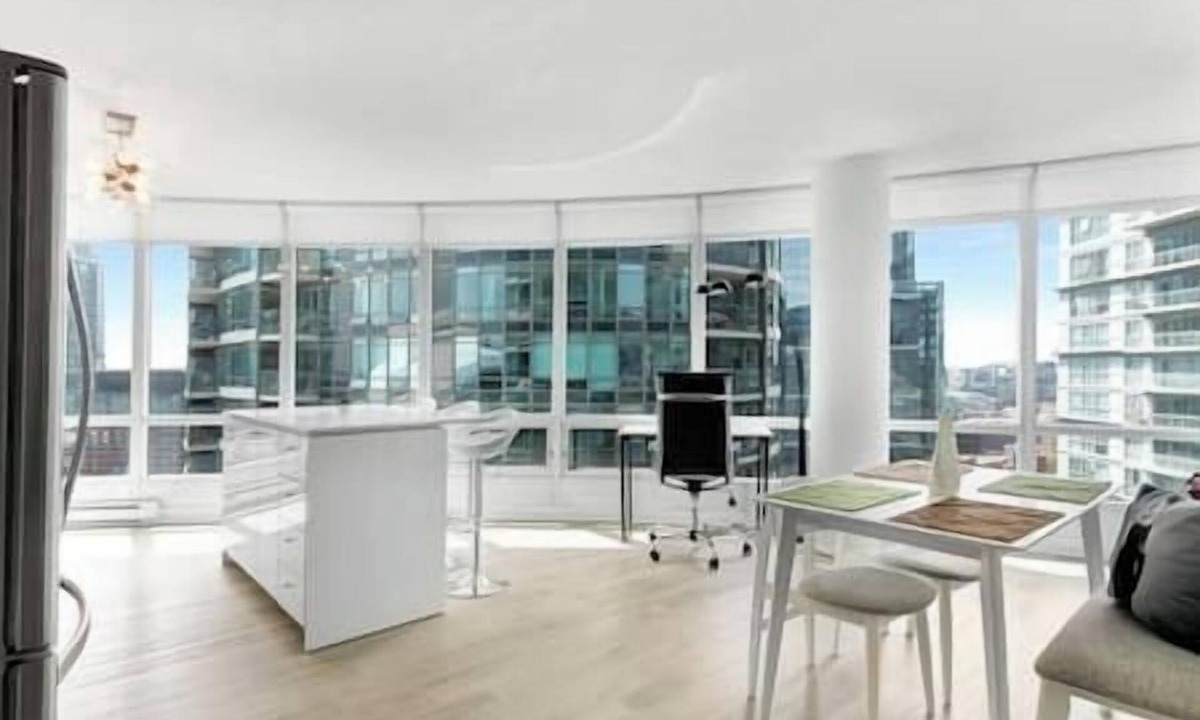 Toronto Entertainment District Condo | 2 Bedroom Executive Condo + Gym Pool Free Parking