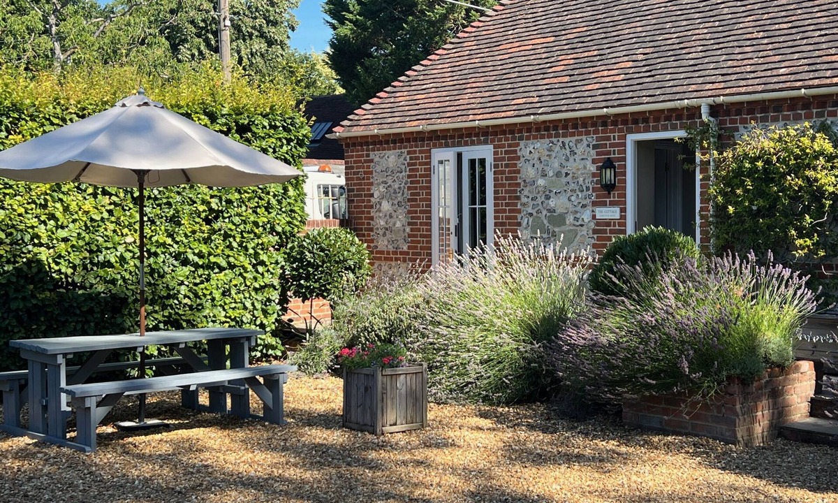 Winterbourne Earls Cottage | 2 Bedroom Executive Suite