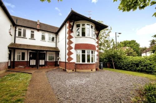 Pinner South Apartment | 2 Bedroom Flat with Garden