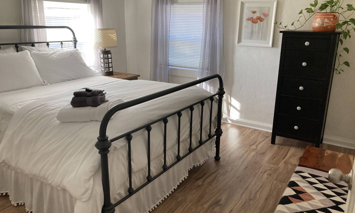 Cloverdale Apartment | 2 Bedroom Flat With Short Walk to Downtown