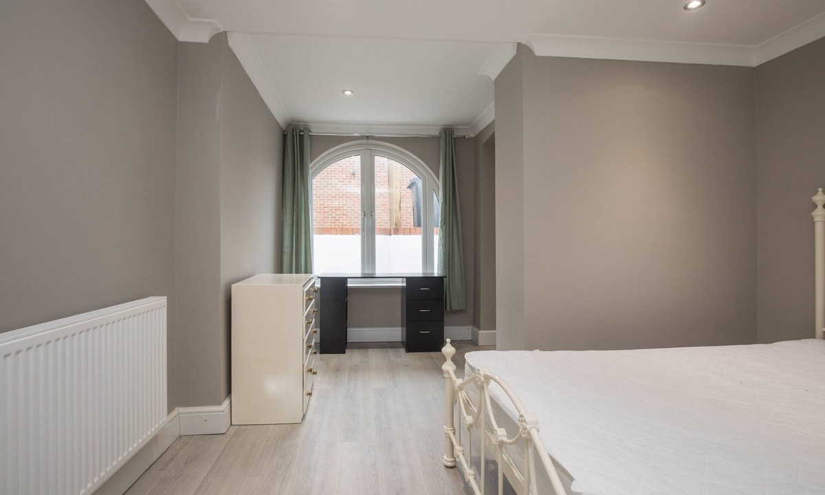 Grove House | 2 Bedroom Riverside Flat In Kingston , 1B