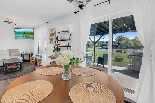 Belle River House | 2 bedroom Getaway on the River/close to marina
