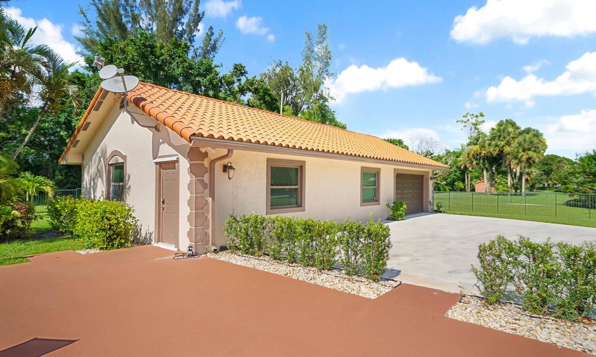 Wellington House | 2 bedroom guesthouse with pool near WEF