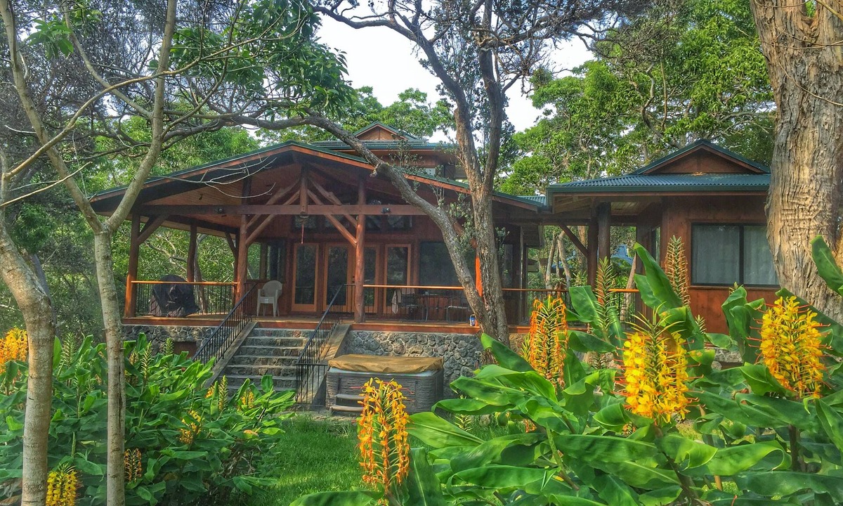 Volcano Cabin | 2 Bedroom Hand Crafted Luxury Home with Jacuzzi & Fireplace