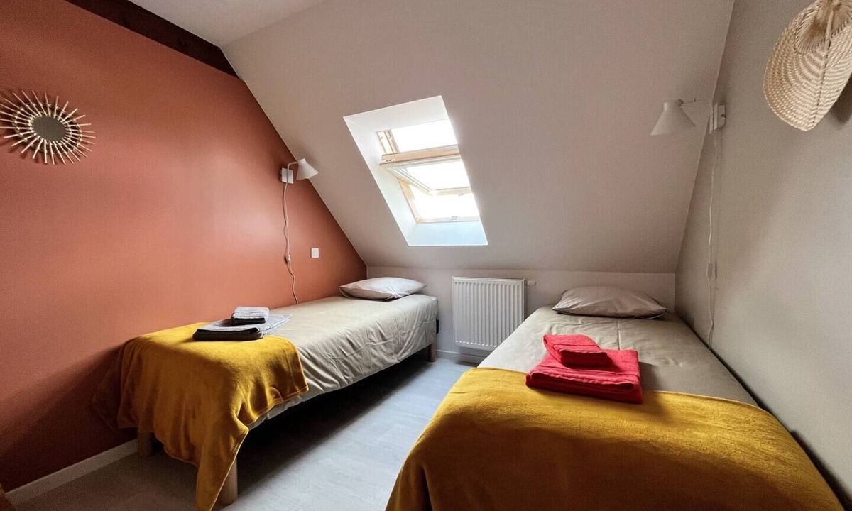 Soultz-Haut-Rhin Apartment | 2-bedroom holiday cottage between Colmar and Mulhouse. Ideal for business or family: Dishwasher, fiber optic internet, Smart TV. On the Alsace Wine Route, with immediate road access and shops within walking distance.