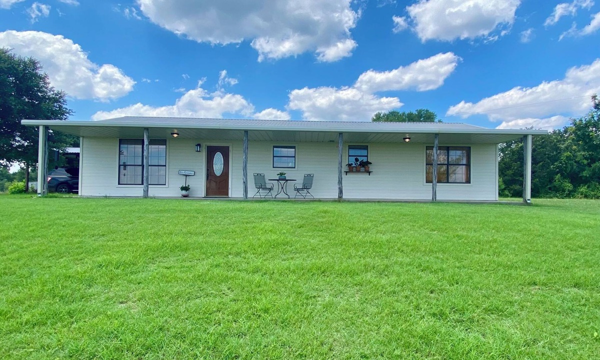 Iredell House | 2-bedroom home on acreage in peaceful, rural area.