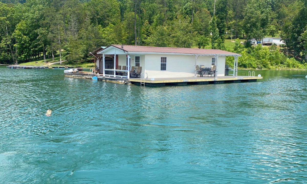 Speedwell Boat Rental | 2-bedroom house boat in charming Speedwell with AC