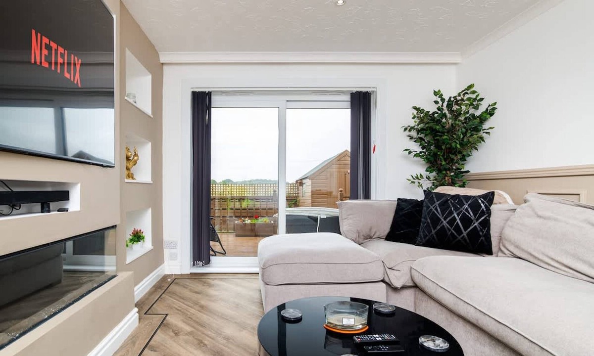 Rosyth House | 2 Bedroom House-free Parking