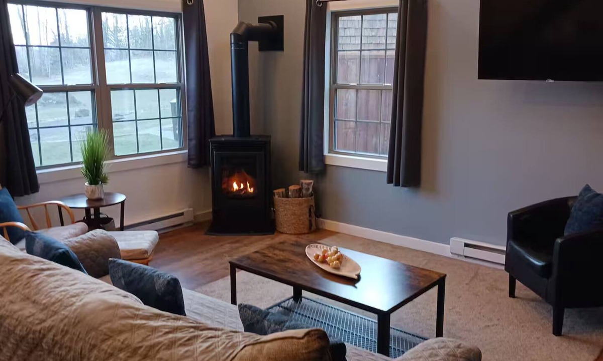 Kingston House | 2-bedroom house in beautiful Rosendale NY with access to 100s of acres of woods