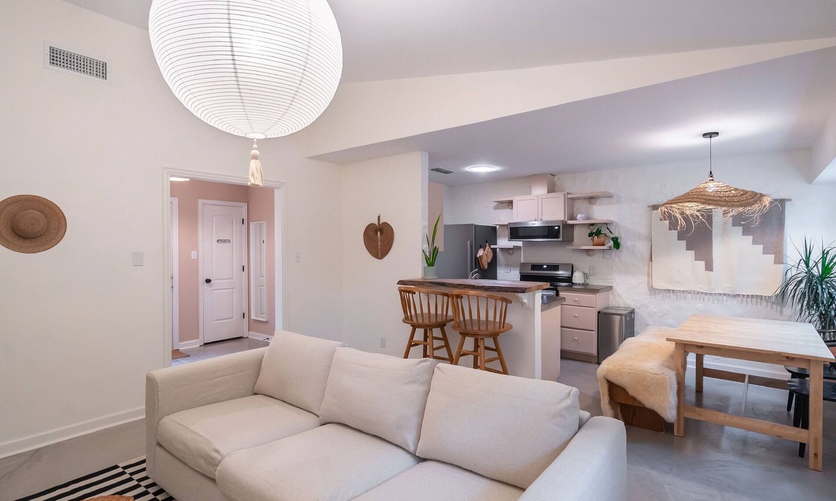 East MLK House | 2-bedroom house in East Austin - 15 mins to downtown, close to airport