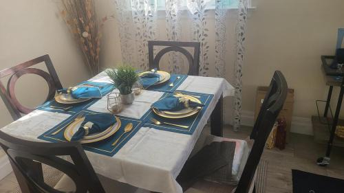 Topham Park Apartment | 2 Bedroom house in East-York