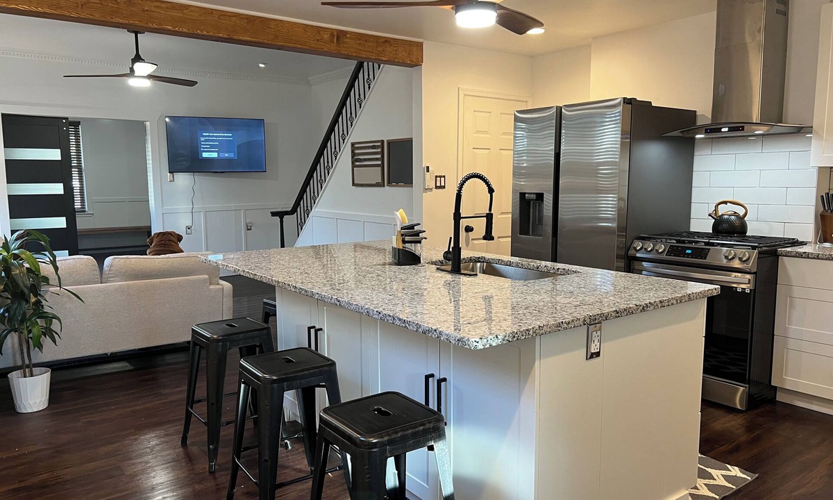 Kingston House | 2-bedroom house in perfect Kingston with cool AC for relaxing stay