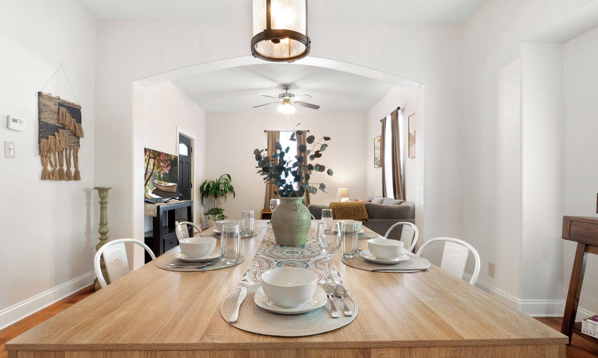 Riverside House | 2-bedroom house in marvelous San Antonio with AC for relaxing stays