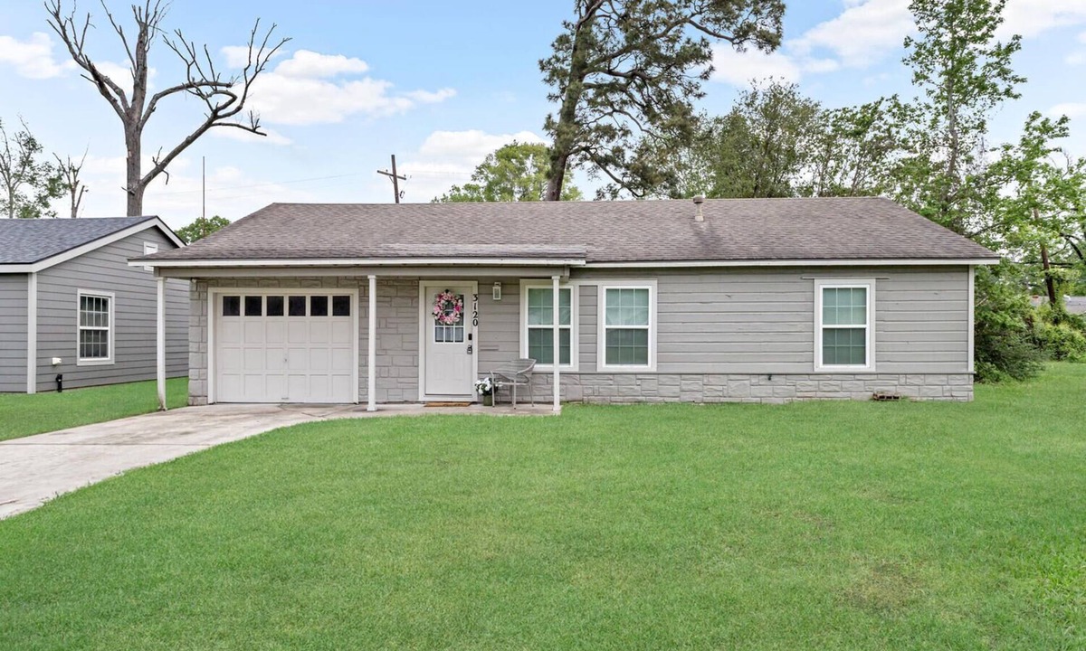 Beaumont House | 2-bedroom house in welcoming Beaumont with all the amenities of home!