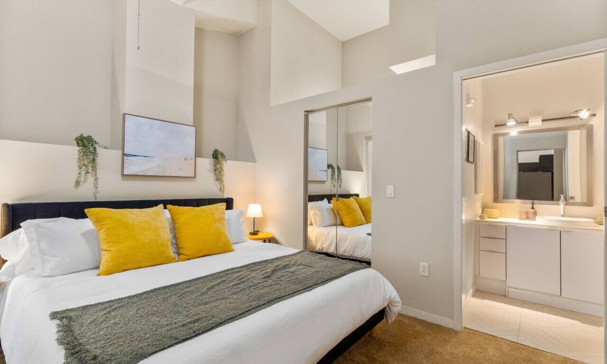 Downtown Cincinnati Apartment | 2-Bedroom in CBD Sky Lounge & Pool Access