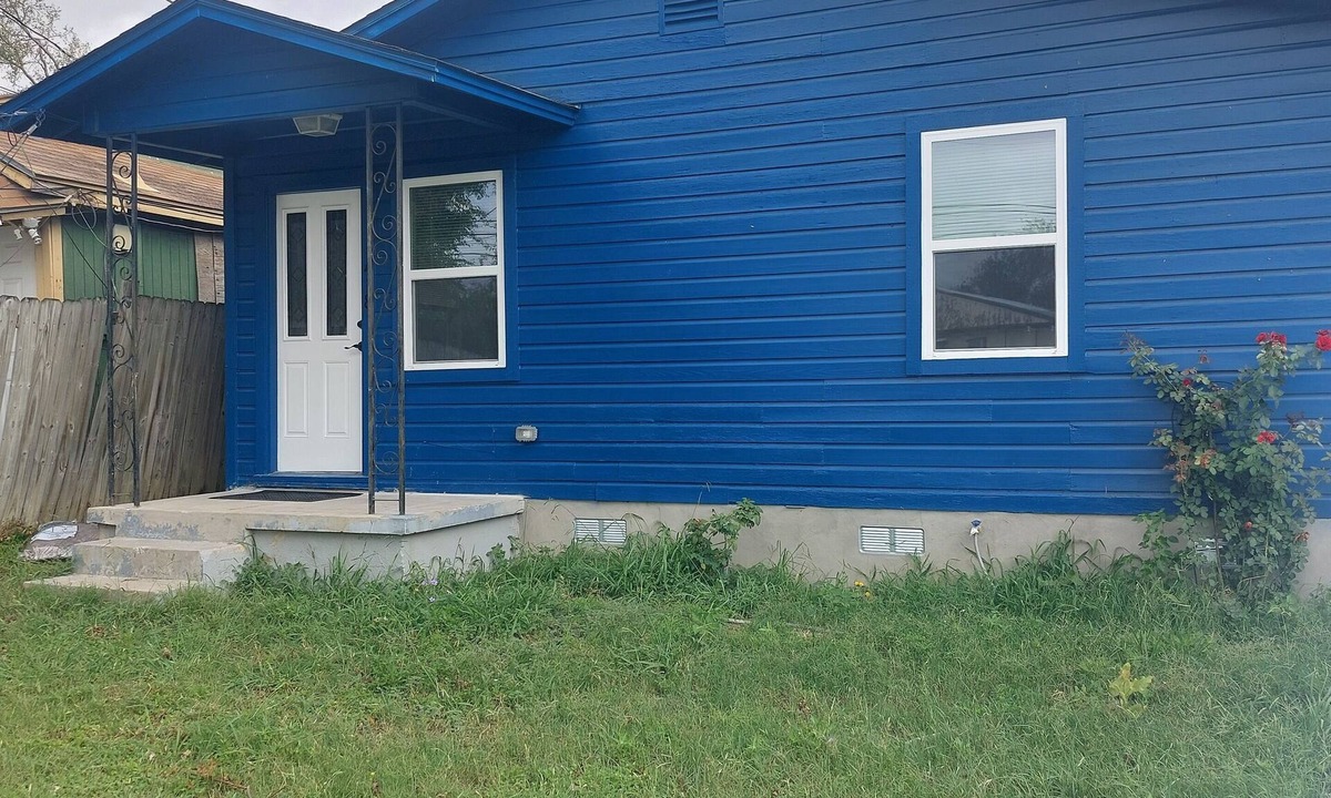 East MLK House | 2-bedroom in E. Austin Central. Pet friendly, wifi, full kitchen,off st parking.