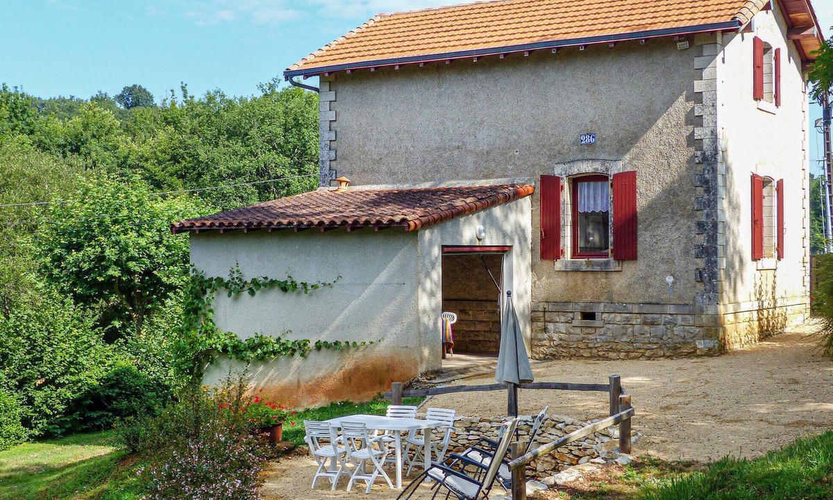 Nanteuil-en-Vallee House | 2 bedroom lake front home in Nanteuil-en-Vallée