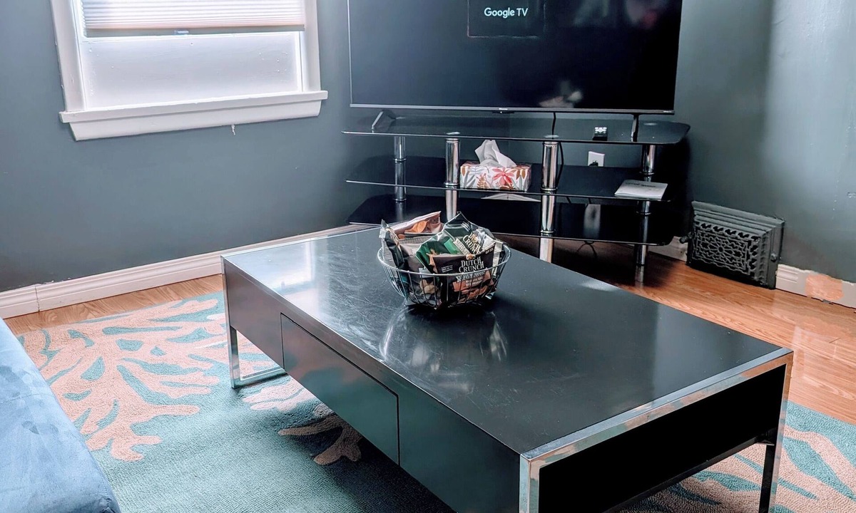 Winnipeg House | 2 bedroom Monthly rental 5 mins to downtown with free parking