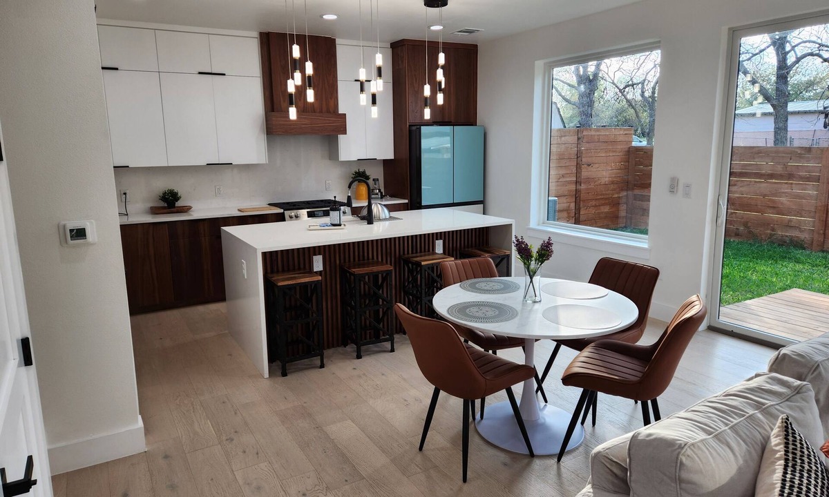 Highland House | 2-bedroom new house in phenomenal Austin with AC, WiFi