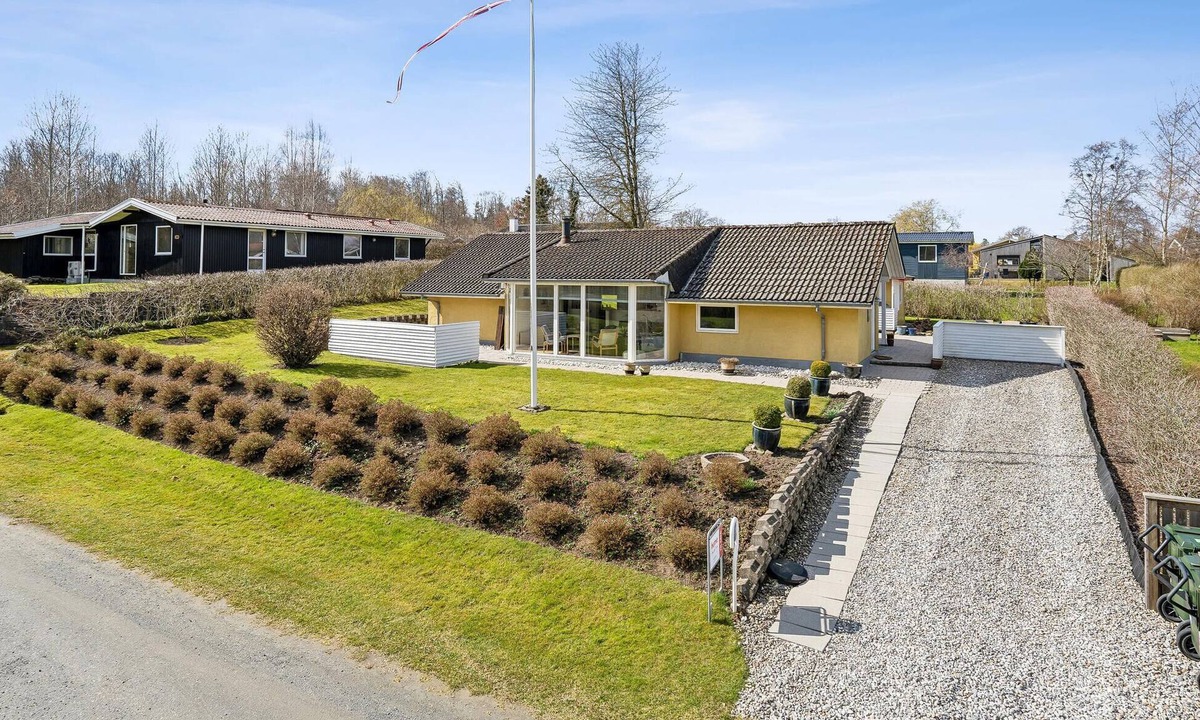 Pøt Strandby House | 2 bedroom nice home in Juelsminde