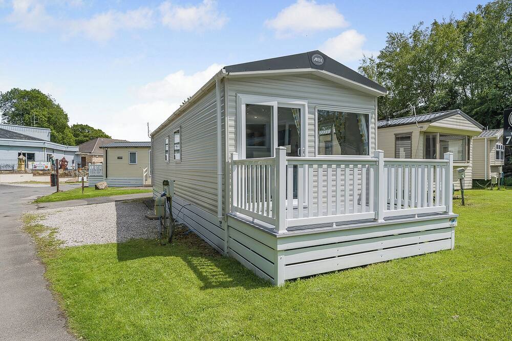 Longridge Ski Chalet | 2 Bedroom platinum unit with decking.