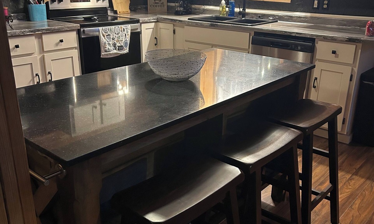 Shirley Cabin | 2 bedroom plus loft cabin near lake, trails with AC, Wi-Fi slp 9