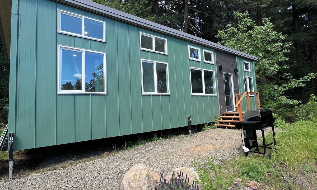 White Salmon House | 2-bedroom, quiet, pet friendly tiny house “Husky”