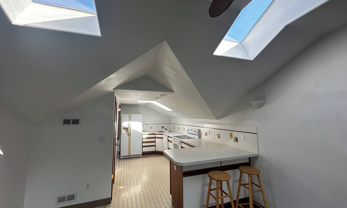 Pendleton Apartment | 2-bedroom studio sunny bright north hill location.