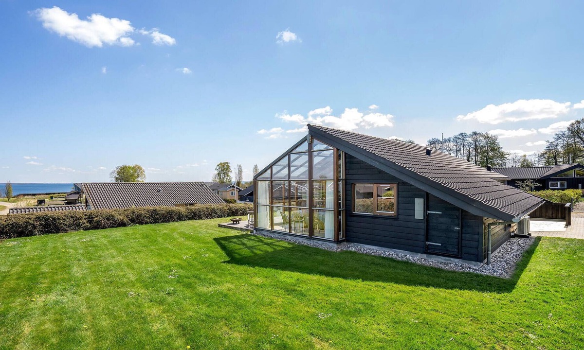 Grønninghoved Strand House | 2 bedroom stunning home in Sjølund