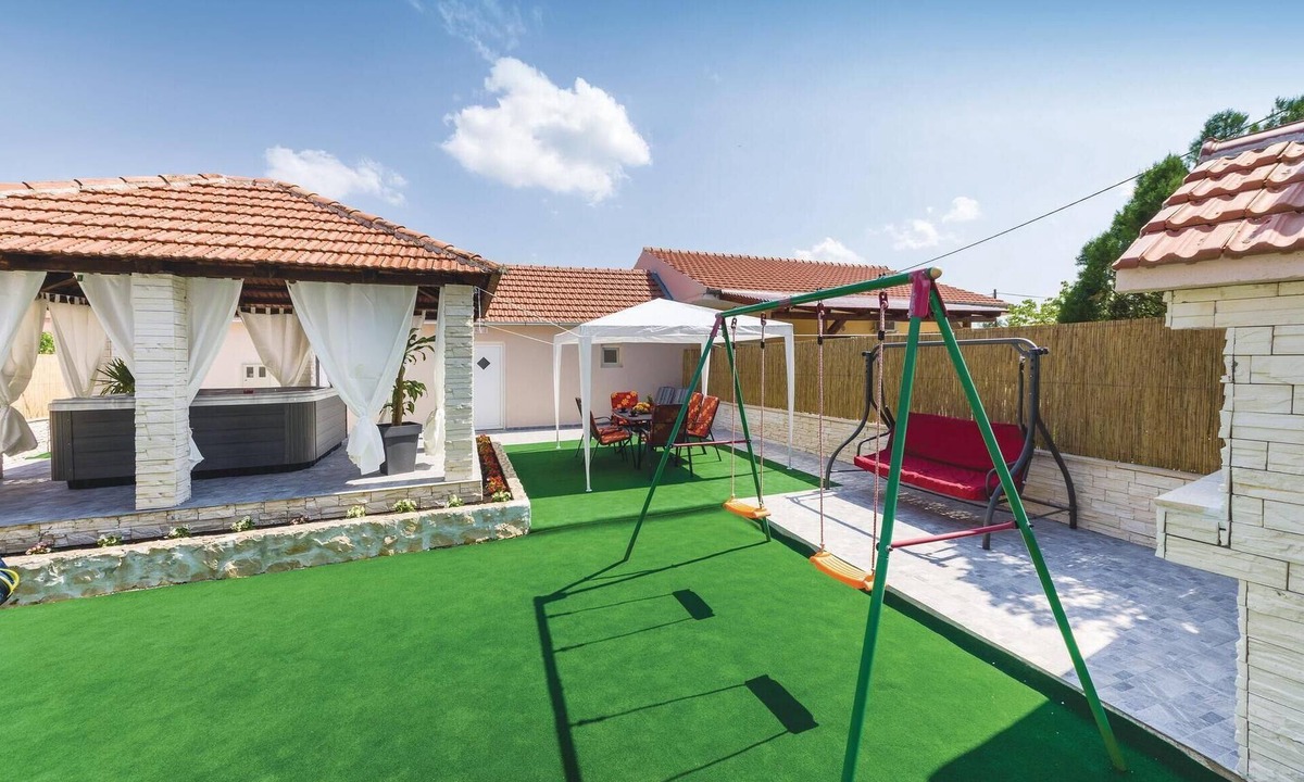 Sukosan House | 2 bedroom stunning home in Sukosan