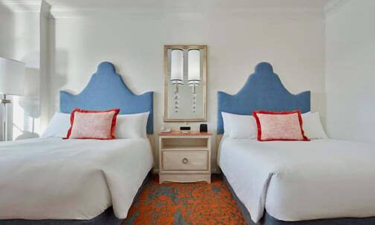 Florida Center Hotel | 2-Bedroom Suite at a 4⭐️ Hotel