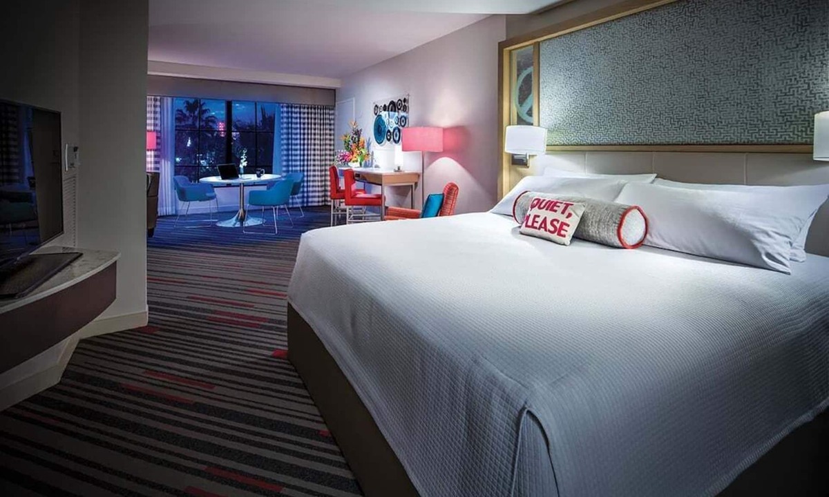 Florida Center Hotel | 2-Bedroom Suite at a 4⭐️ Hotel