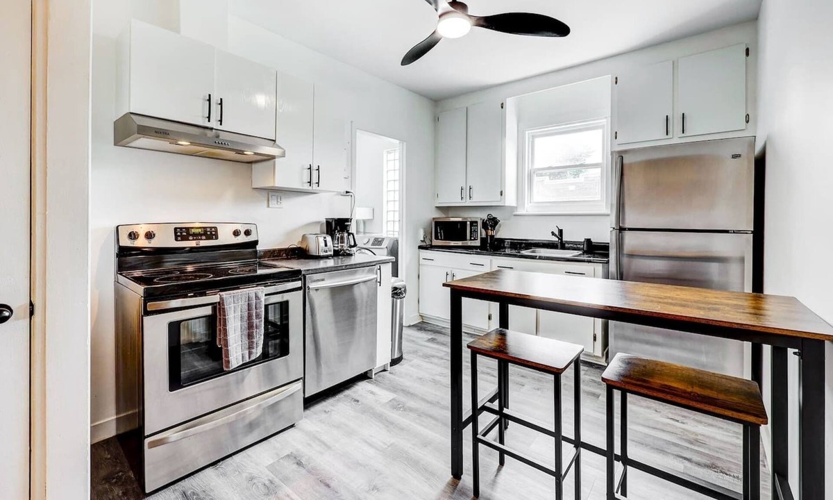 Maizerets Apartment | 2 Bedrooms + 10mins Old-QC + Free Street Parking