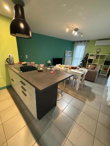 Vaulx-en-Velin Apartment | 2 bedrooms, air conditioning, garage, metro