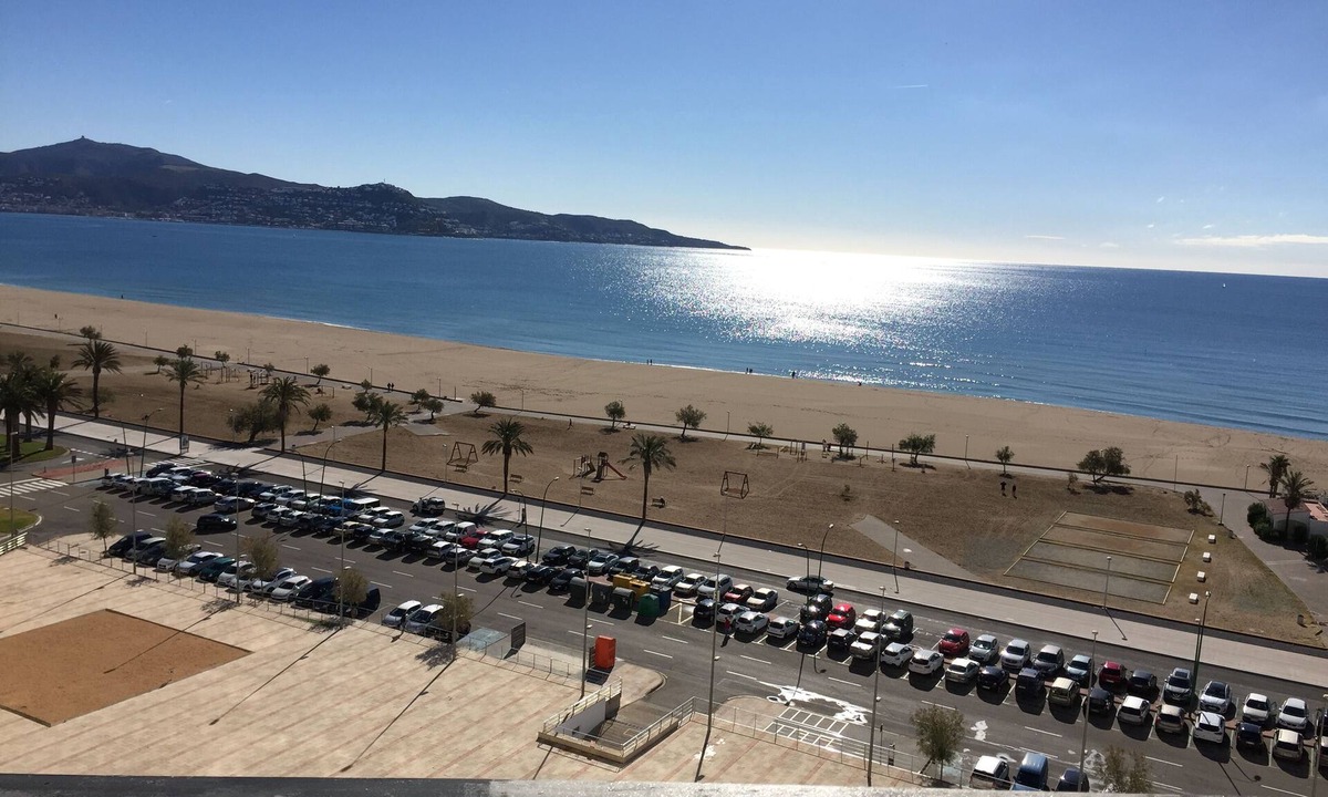 Empuriabrava Apartment | 2 Bedrooms- Balcony with beautiful views, Beachfront.
