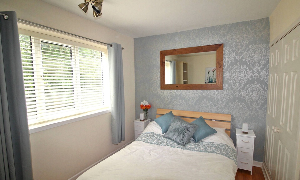 Doncaster Apartment | 2 Bedrooms - Large Balcony Apartment & Parking